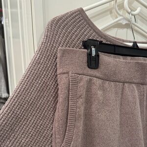 Matching set Tommy bahama Ribbed Crew Neck Sweater and joggers